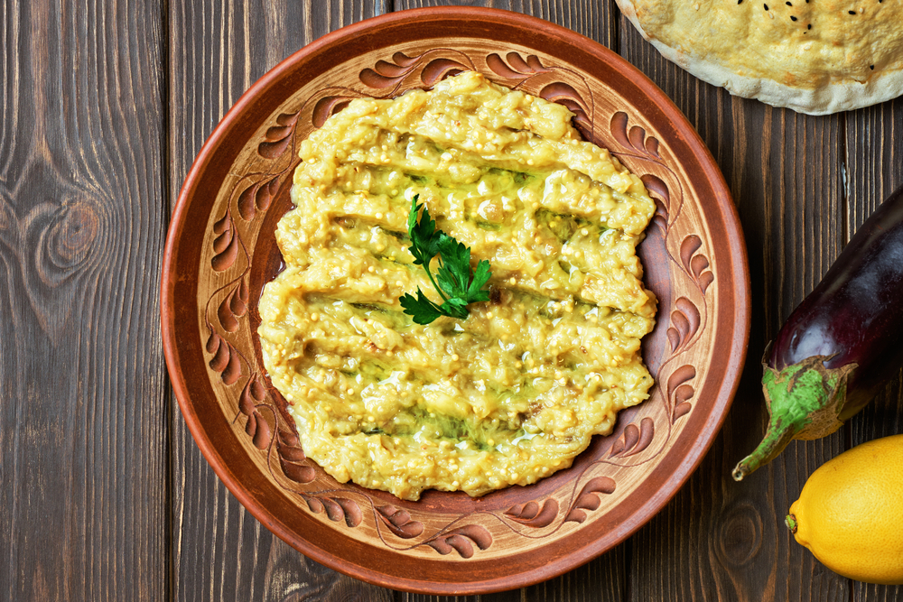 Ingredientul-surpriză care transformă salata de vinete. Are mai puține calorii decât maioneza