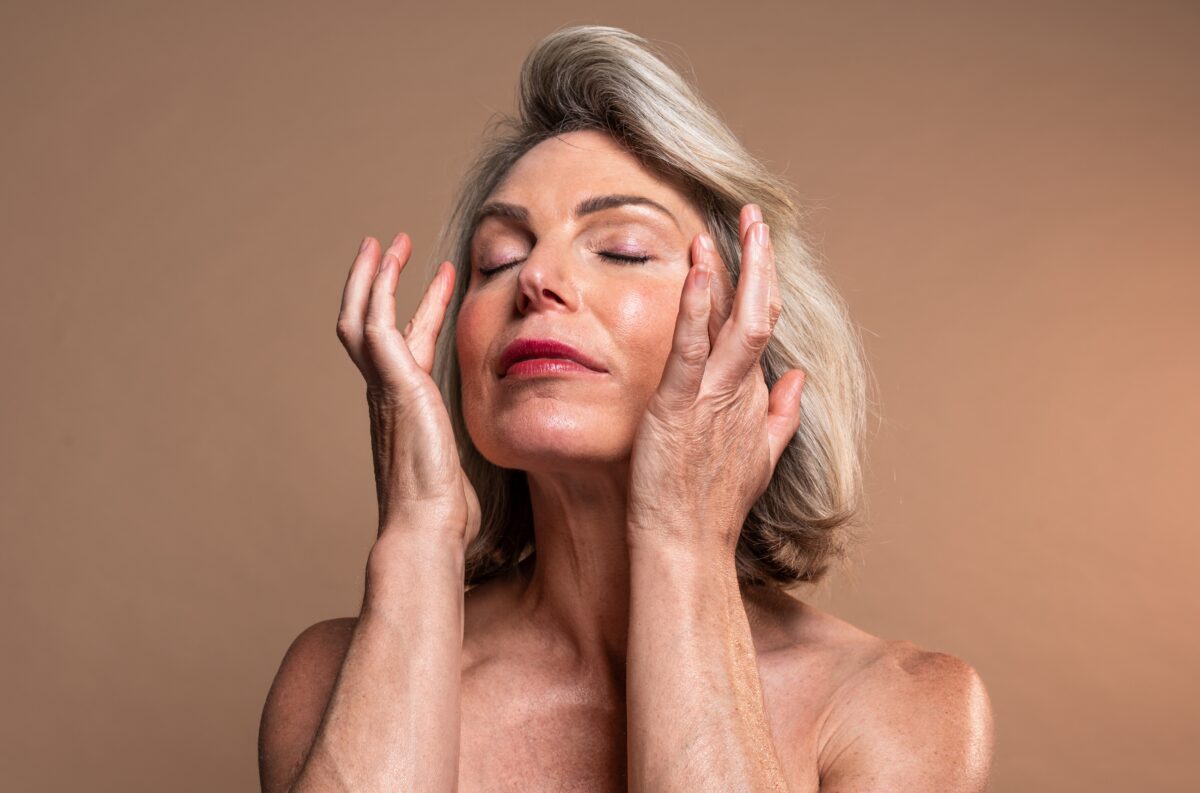 După 50 de ani, pielea are alte nevoi. Protocolul recomandat de dermatologi pentru fermitate, hidratare și regenerare