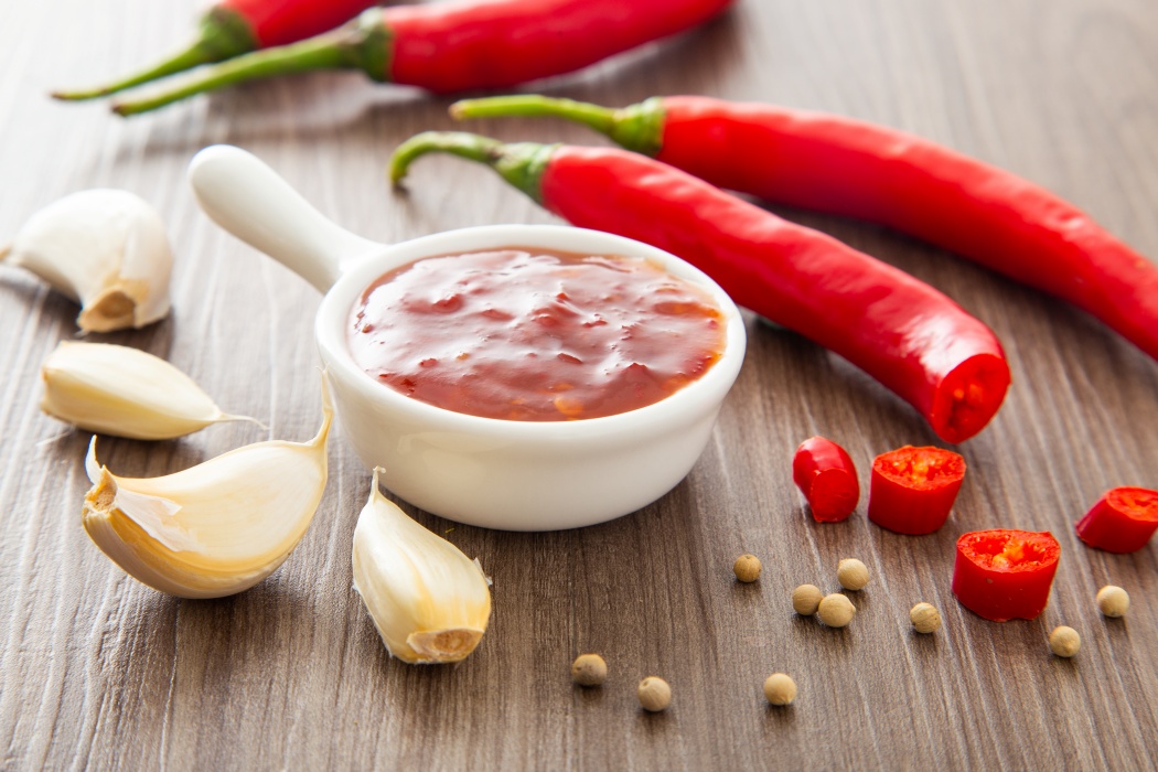 Sosul picant pe care nutriționiștii îl preferă în locul ketchupului. Are foarte puține calorii, dar ascunde un dezavantaj