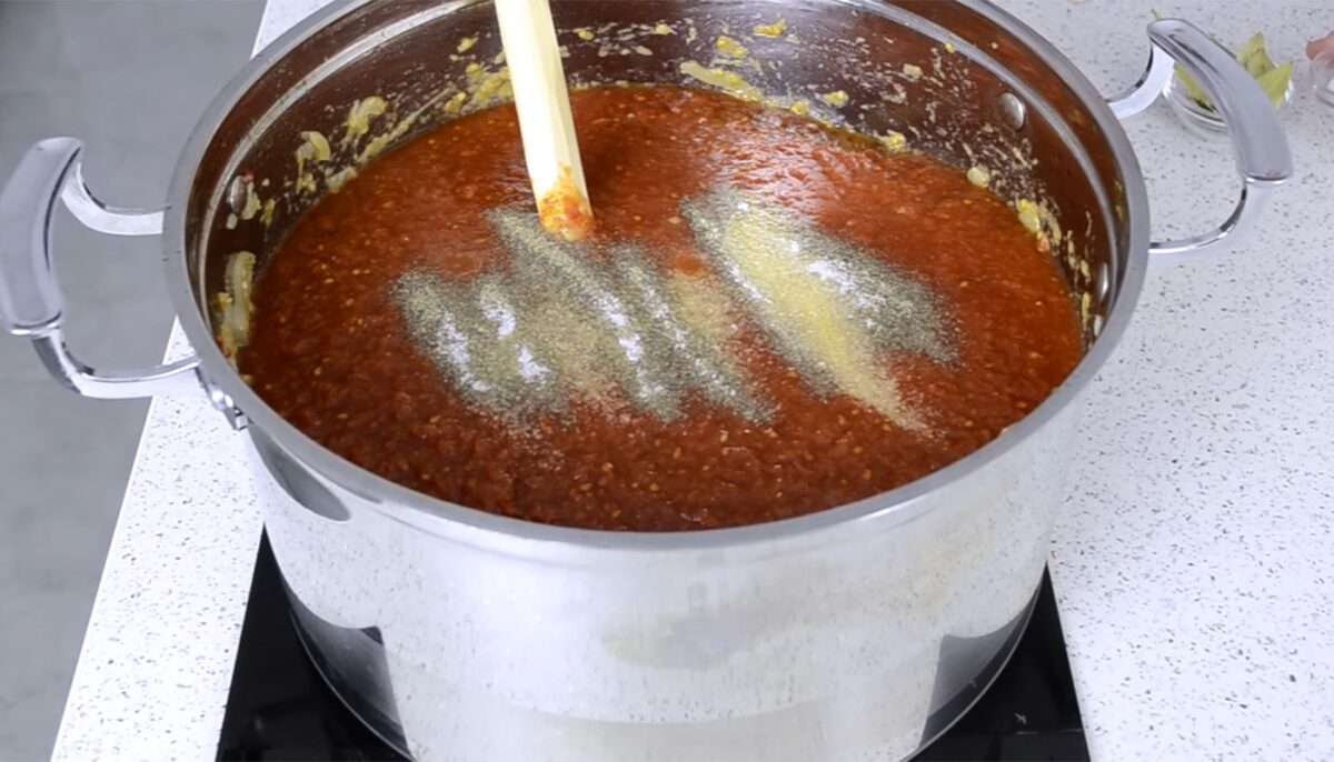 Ingredientul ciudat care îți face zacusca super-delicioasă. Puține gospodine din România cunosc acest truc