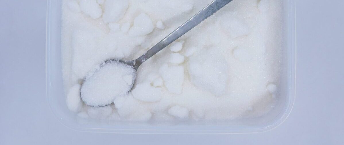 Затвердевший сахар не испорчен: как вернуть продукту мягкость и безопасно хранить его