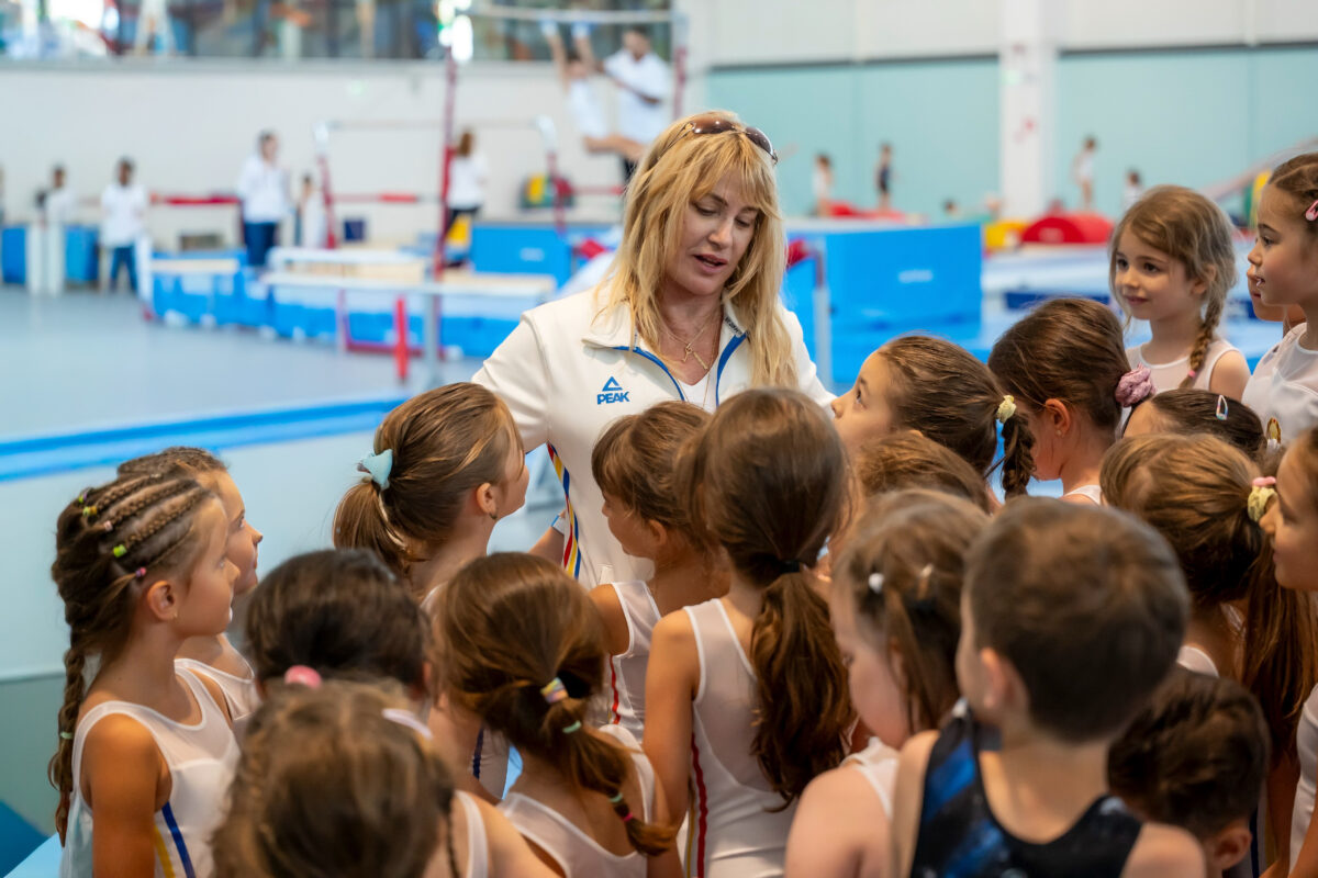 CP- Fundația Țiriac organizează prima selecție pentru cursurile gratuite de inițiere în gimnastică pentru copii, în prezența Nadiei Comăneci, joi, 24 septembrie 2026. Evenimentul este primul deschis publicului derulat în cadrul Sălii de Gimnastică „Nadia Comăneci”, prezentată oficial în luna iulie a anului curent.