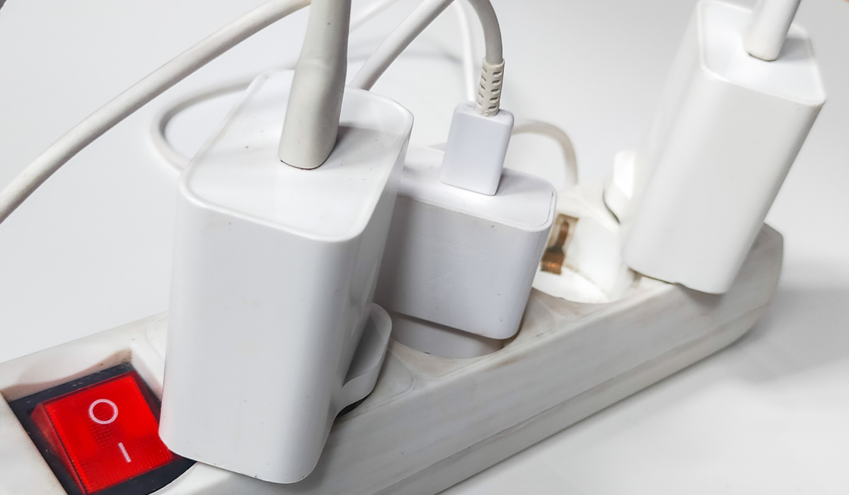 ⁠Încărcătorul lăsat în priză consumă energie? Răspunsul pe care trebuie să îl știi