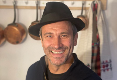 Poți să recunoști tânărul chipeș din imagine? Astăzi este un bucătar celebru în România. A dezvăluit fanilor o fotografie rară din anii ’80