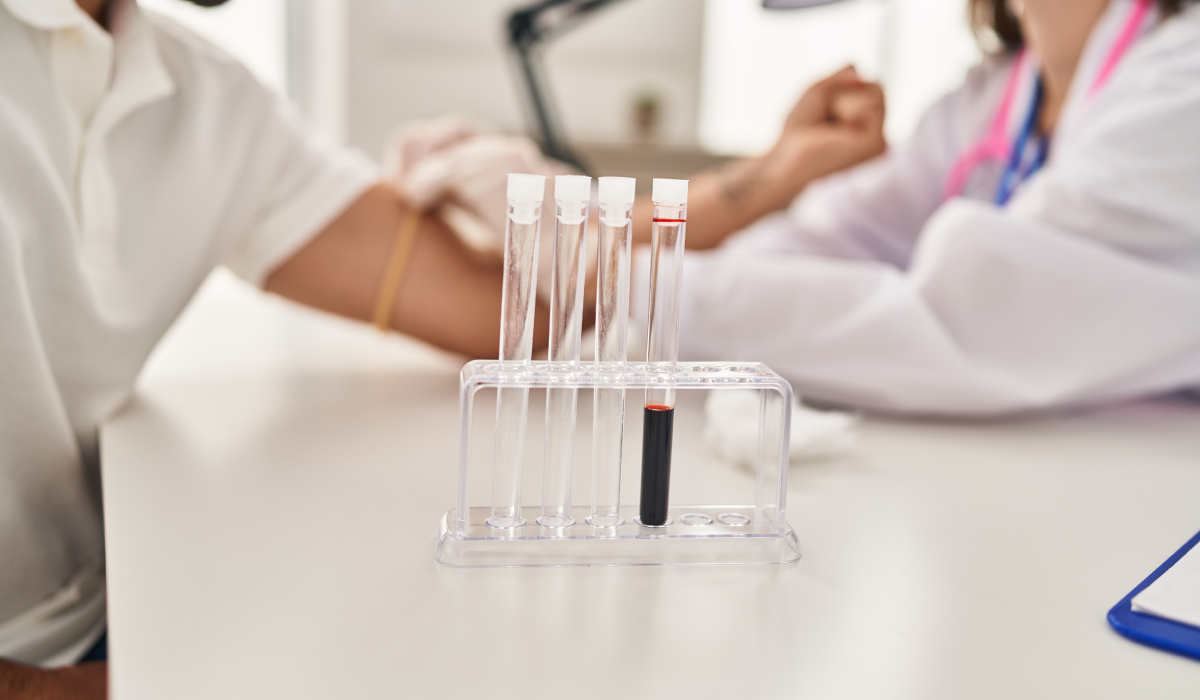 Poate o simplă analiză de sânge să arate cancerul? Ce trebuie să știi despre hemogramă