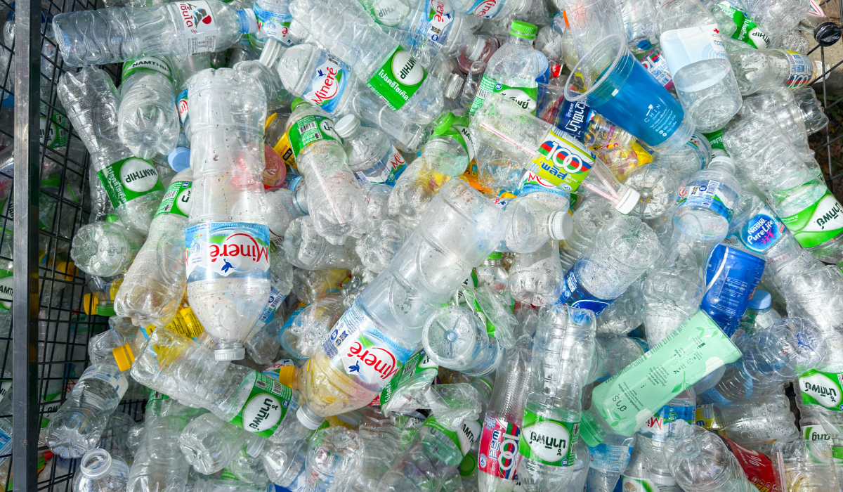Românii ar putea scăpa de cea mai enervantă parte a reciclării. Noul aparat în care bagi tot sacul cu sticle