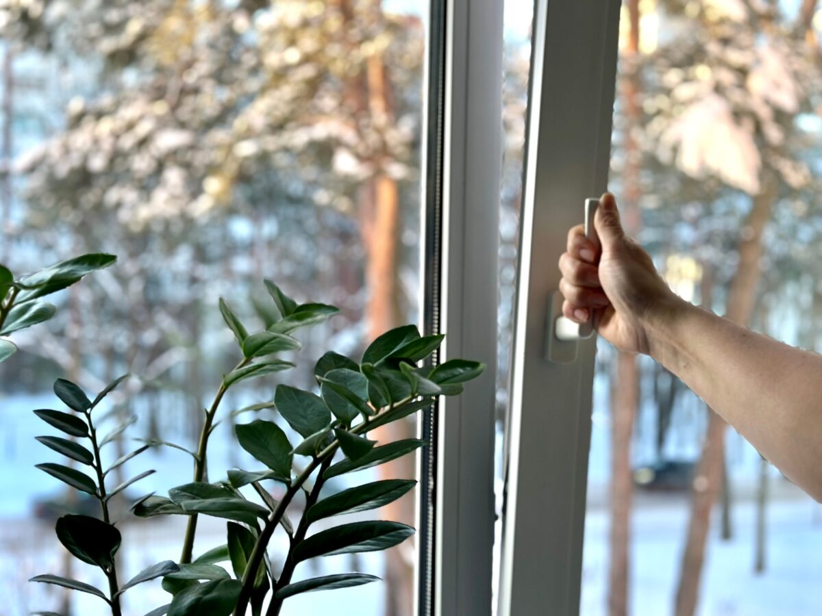Cât timp trebuie să aerisești casa iarna? Greșeala pe care o fac mulți când lasă geamul rabatat