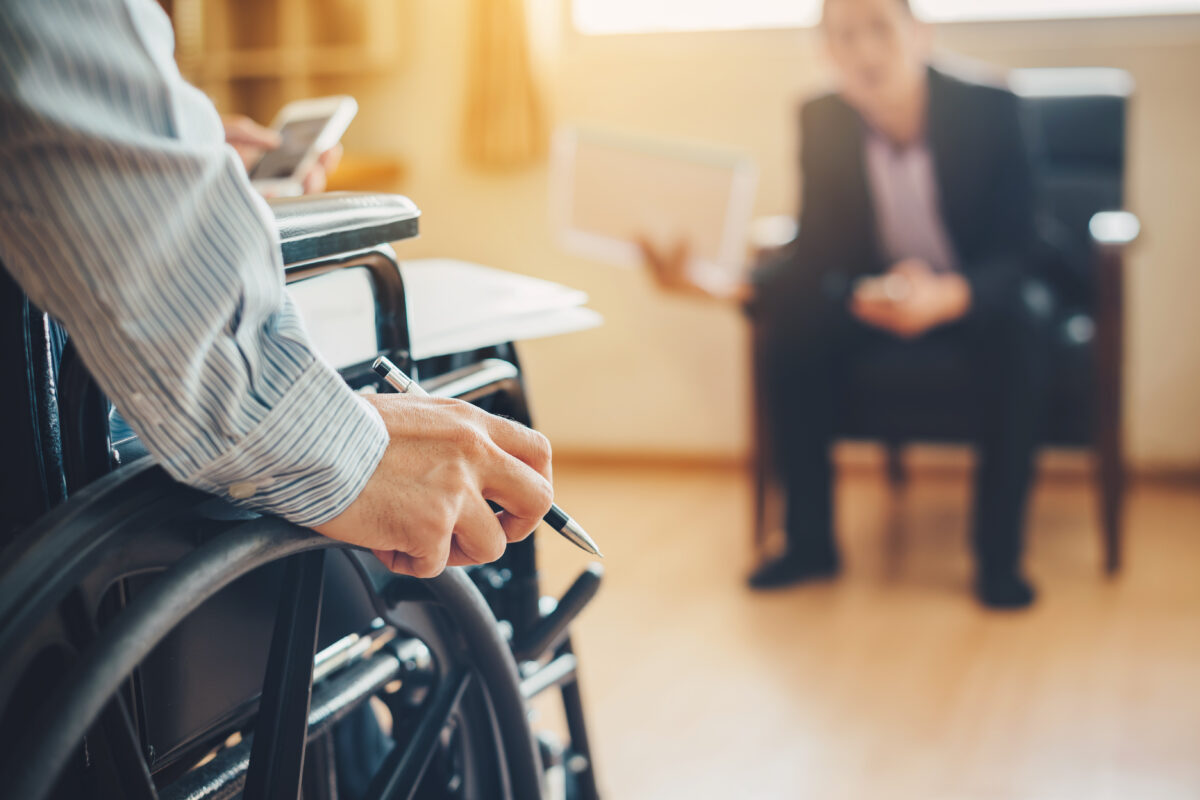 Când se virează banii pentru persoanele cu dizabilități în luna septembrie? Cât primește fiecare beneficiar