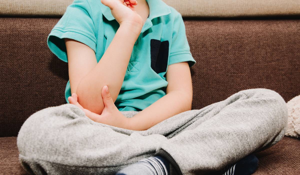 „Dureri de creștere” sau artrită juvenilă? Semnele care ar trebui să îi trimită pe părinți la medic