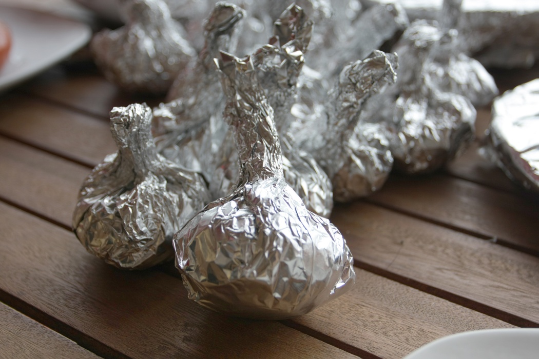 De ce pun tot mai mulți oameni o bilă de folie de aluminiu în dulap. Ce efect are, de fapt, trucul popular
