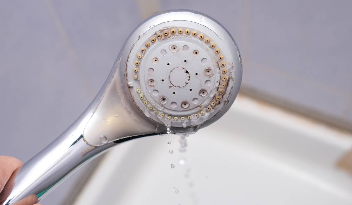 Cum desfunzi orificiile capului de duș dacă nu mai are presiune, fără oțet și fără bicarbonat de sodiu. Trucul simplu care te scapă de calcarul care înfundă