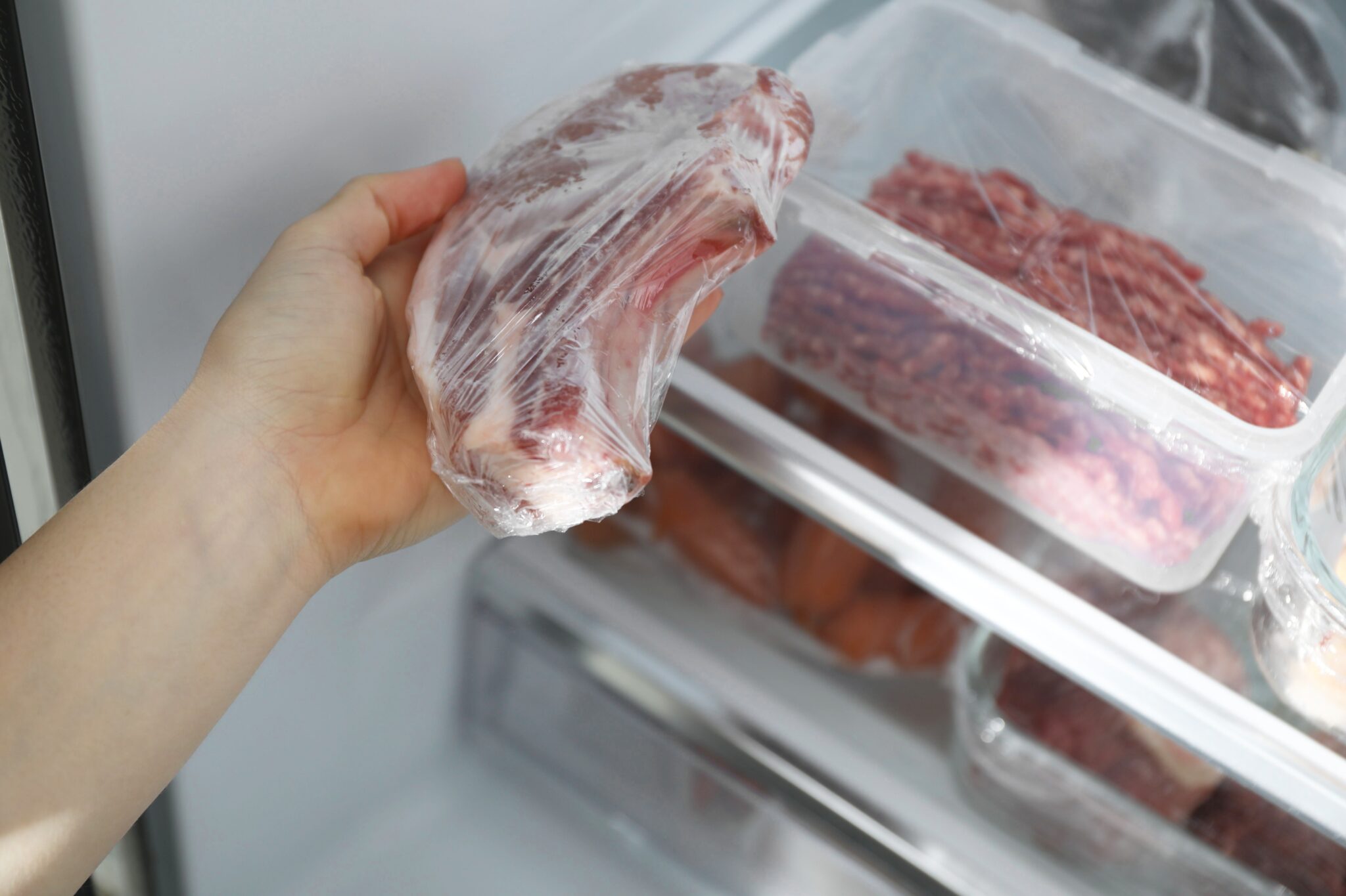 Ai dezghețat prea multă carne? Când o poți pune din nou în congelator și când trebuie să o gătești