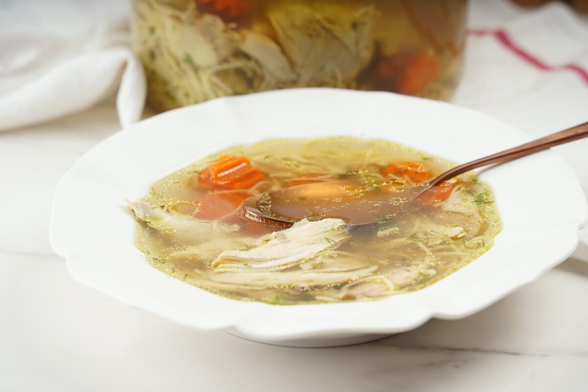 Așa faci cea mai bună ciorbă de pui. Gospodinele din Oltenia folosesc un ingredient secret!