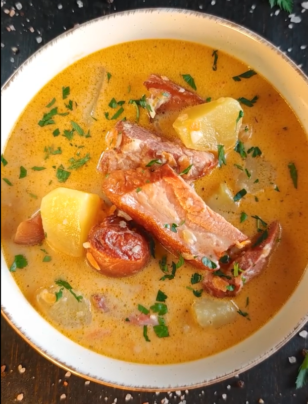 Rețetă ciorbă de cartofi cu afumătură! Ingredientul care îi dă un gust aparte. Cum se prepară?