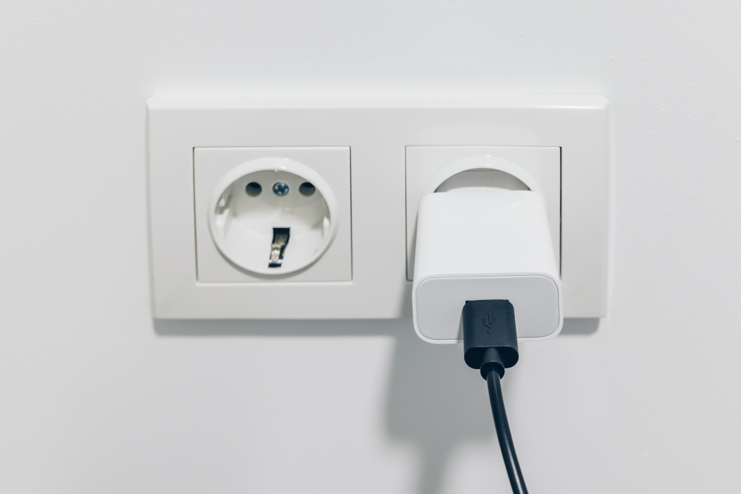 Trebuie sau nu să scoți încărcătorul din priză după ce îți încarci telefonul? Cât curent consumă, de fapt