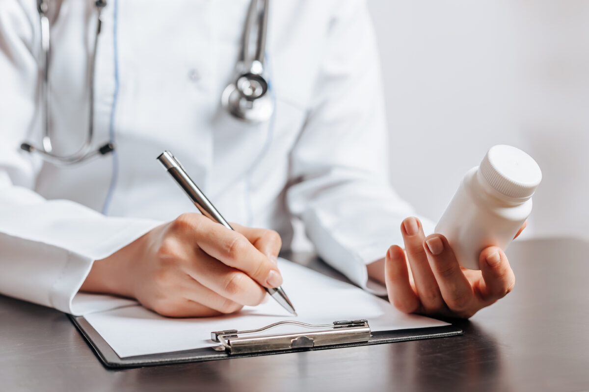 Ai nevoie de o rețetă, dar medicul de familie nu este disponibil? Când poate medicul specialist să îți prescrie tratamentul