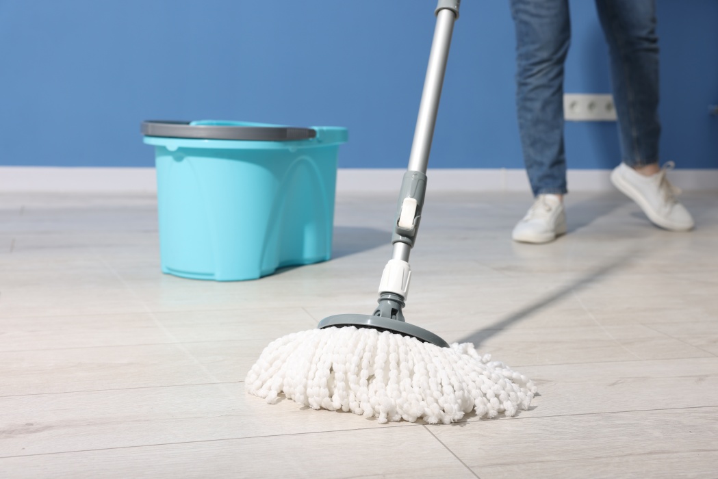 Ce să pui în apa de mop ca să ai podele curate și parfumate. Trucuri simple pentru un miros plăcut în toată casa