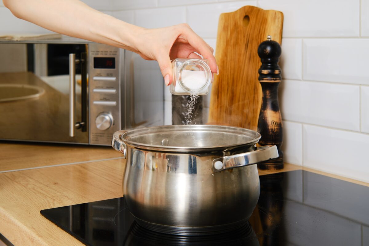 Ai pus prea multă sare în mâncare? Trucurile simple care te ajută să salvezi rapid preparatul