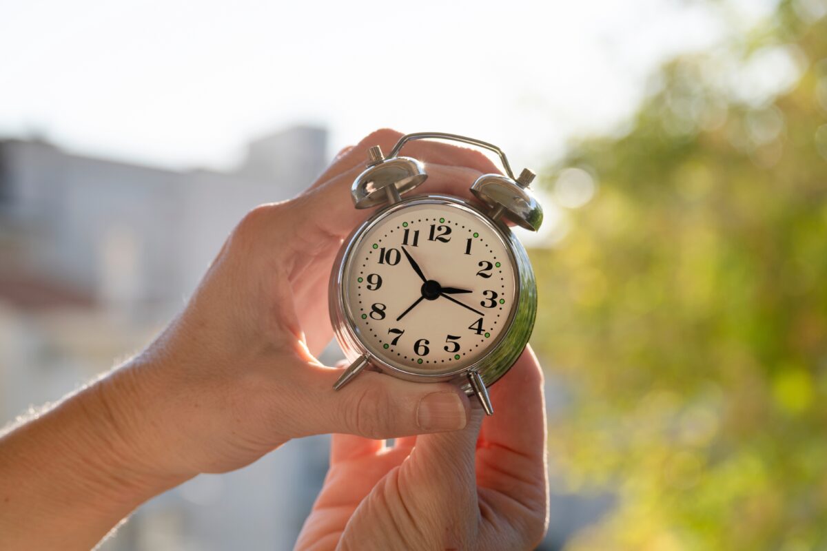 De ce se schimbă ora la 4:00 și nu la 3:00, în România. Ce se întâmplă, de fapt, cu ceasurile în noaptea de 25 octombrie