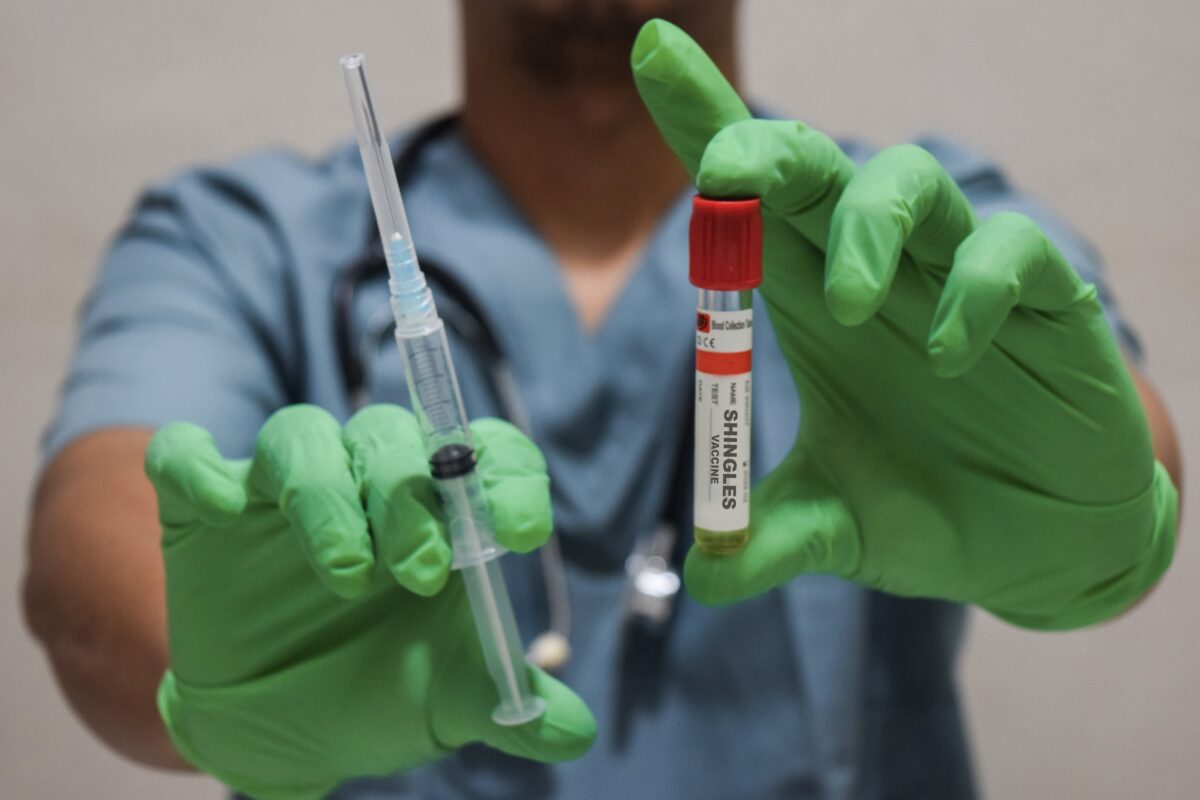 Vaccinul împotriva zonei zoster ar putea reduce riscul de infarct și AVC. Ce arată un nou studiu