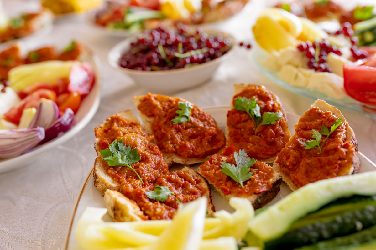 Zacuscă de fasole boabe pentru iarnă – rețetă cremoasă și aromată