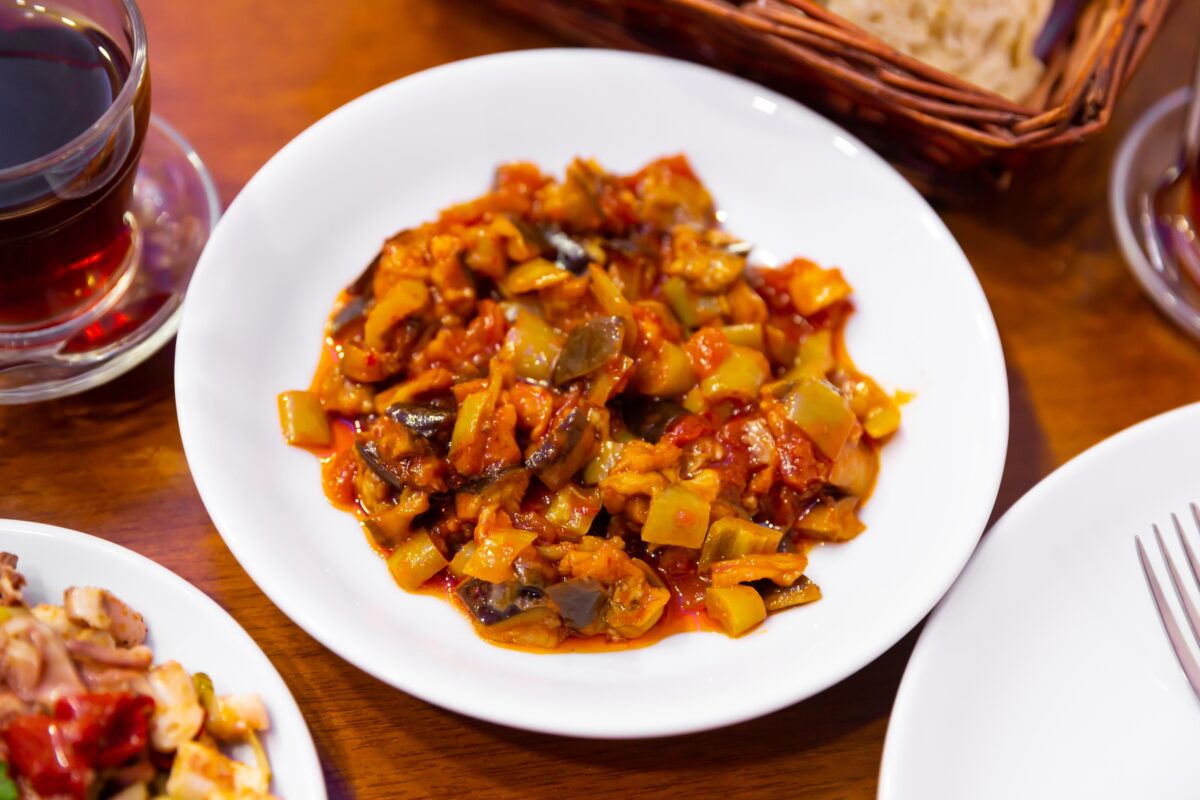 Cum prepari zacusca turcească? Ingredientul care o face diferită de cea românească