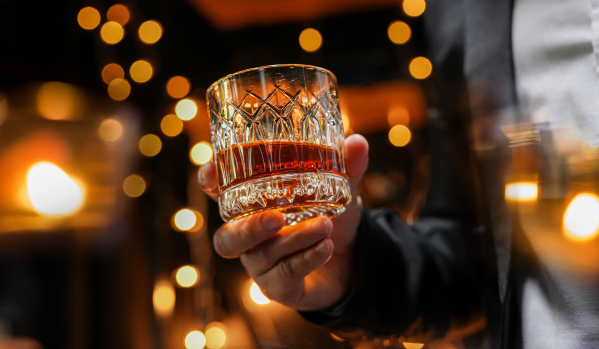 Consumi alcool doar ocazional? Ce se poate întâmpla cu ficatul fără să ai simptome