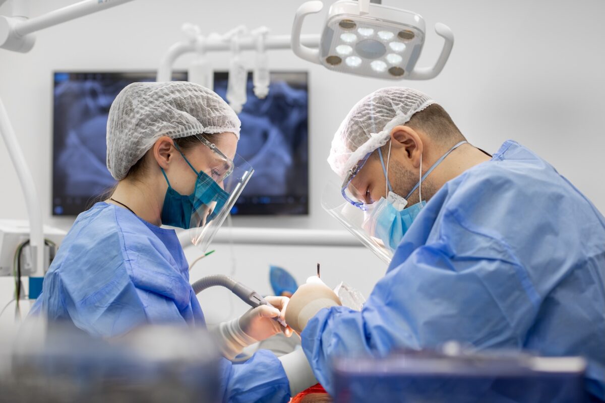 Implant dentar „pe viață”: mit sau realitate?