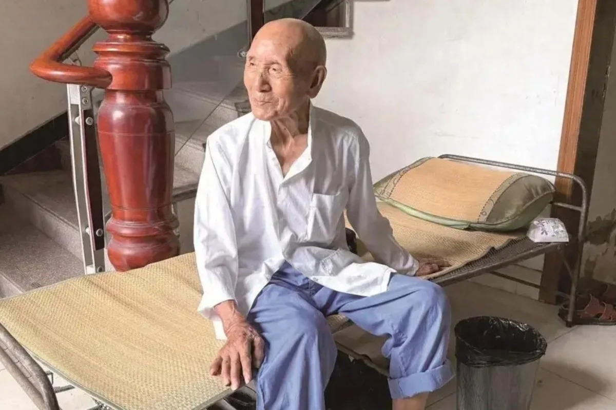 Un chinez a ajuns la 101 ani și spune că se simte excelent. Ce mănâncă zilnic și ce băuturi consumă, deși nu respectă regulile unei diete sănătoase