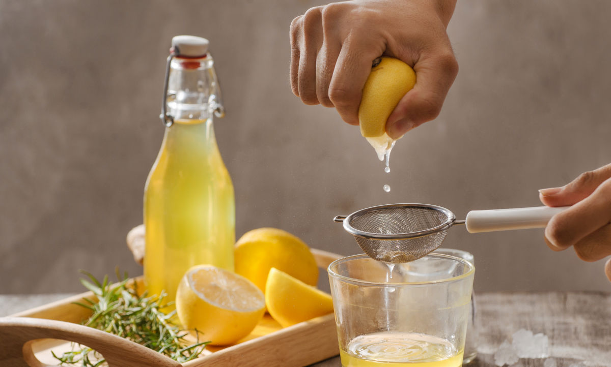 Băutura naturistă din trei ingrediente care te poate scăpa de balonare și constipație! Se bea doar dimineața, pe stomacul gol