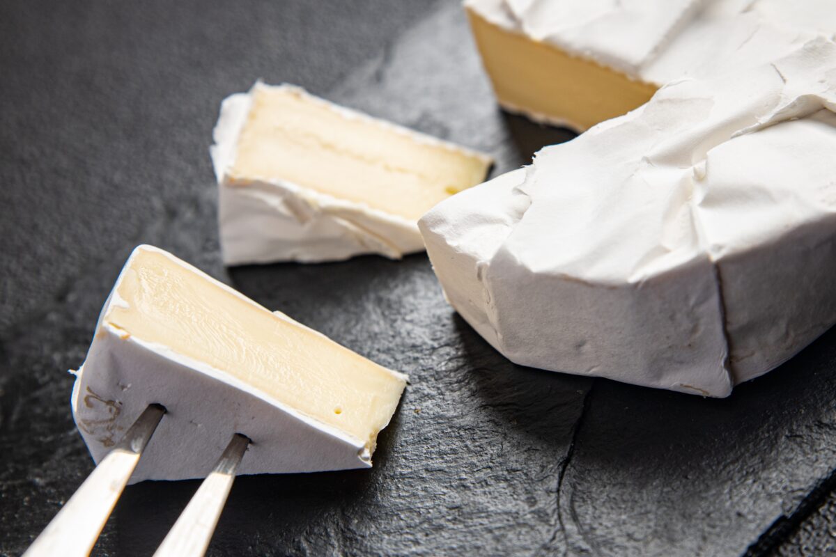Alertă alimentară: brânză Brie retrasă de la METRO după depistarea bacteriei Listeria Ce lot trebuie verificat