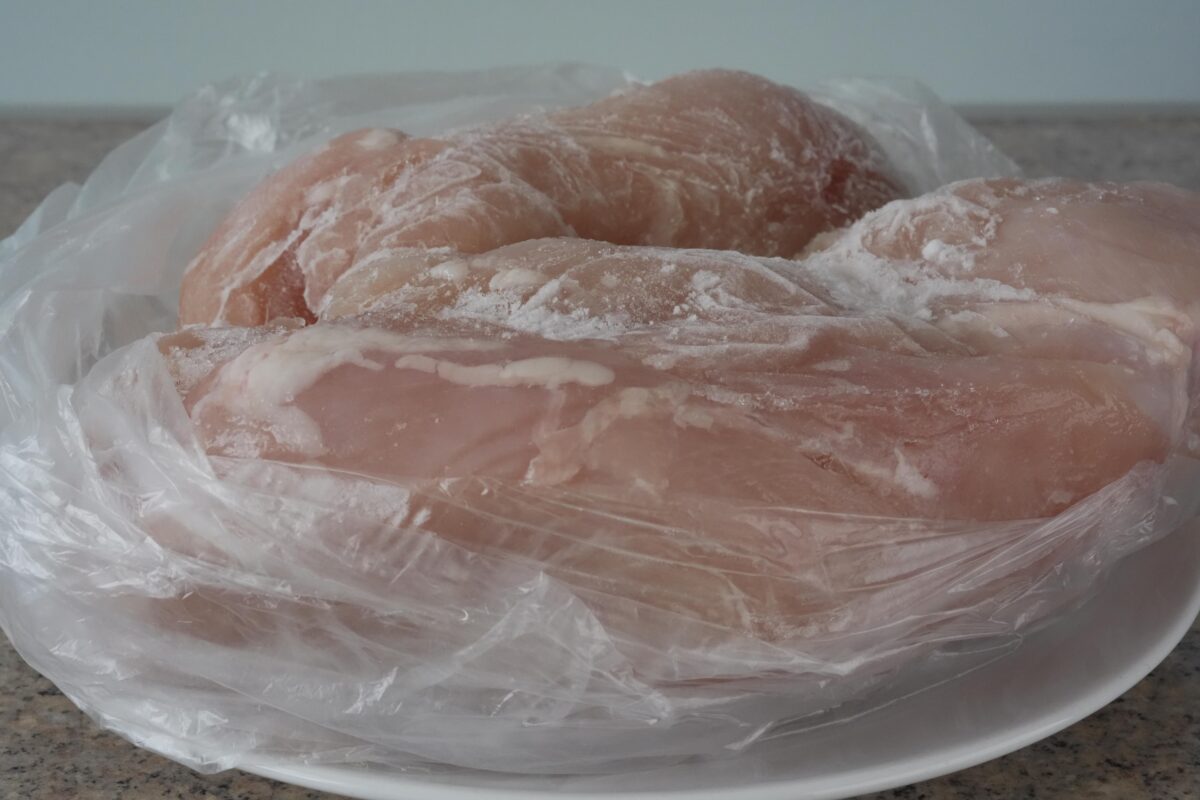 Poți congela din nou carnea după ce ai dezghețat-o? Ce spun specialiștii despre această greșeală frecventă