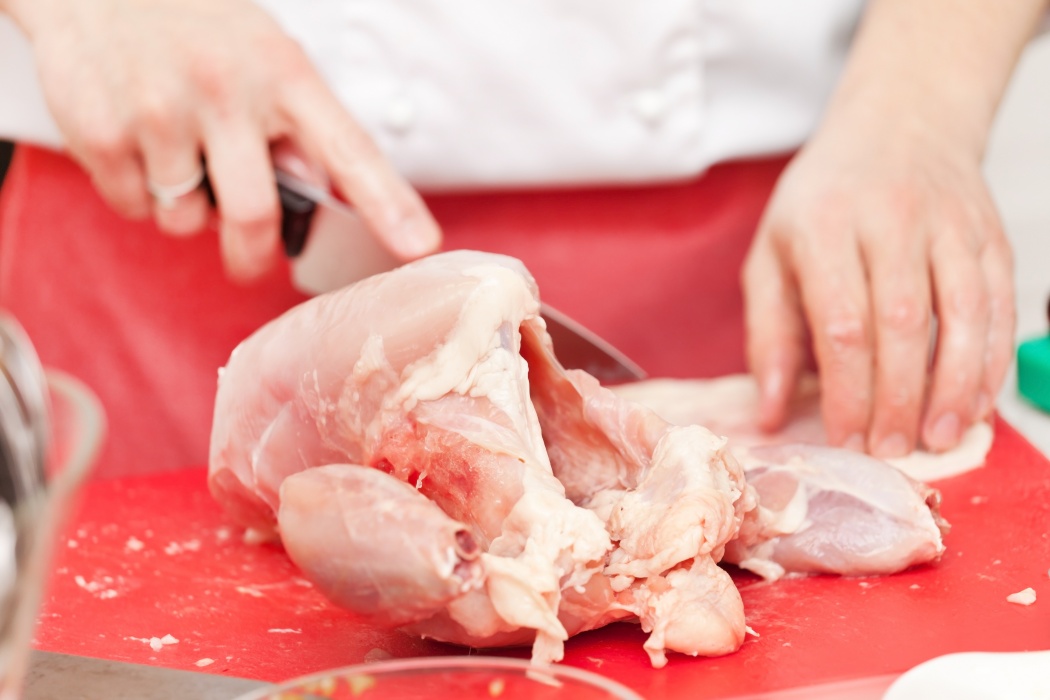 Cum dezosezi corect un pui, pas cu pas. Trucuri utile pentru a obține carne fragedă