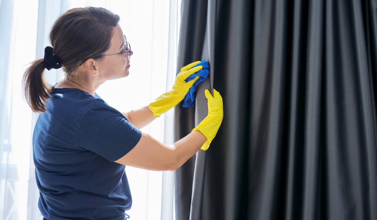 Cum să cureți perdelele și draperiile fără să le dai jos de la geam. Trucuri simple care elimină praful și împrospătează materialul