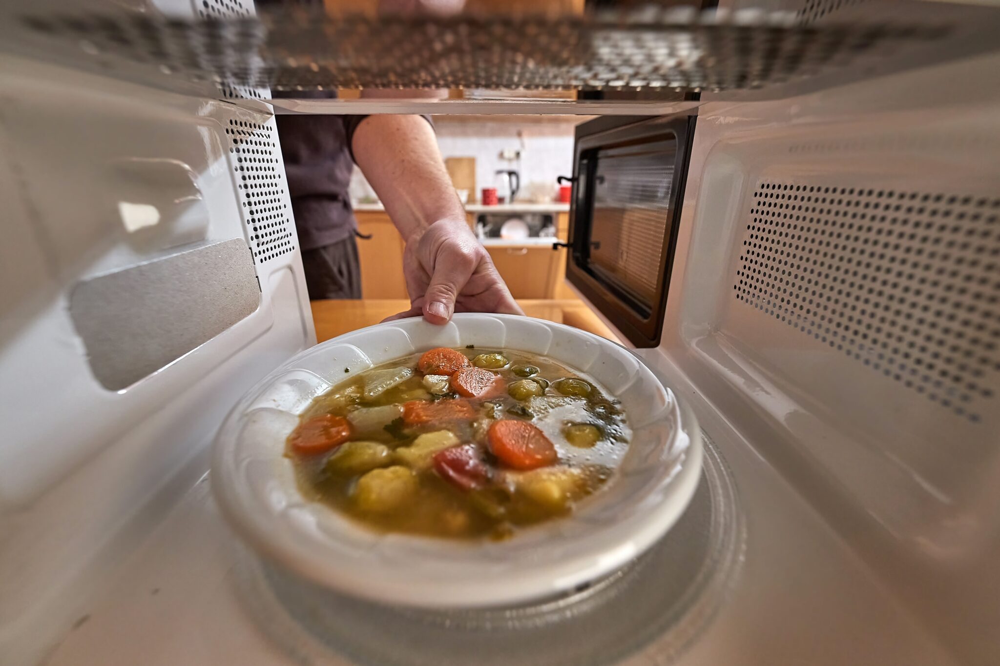 De ce mâncarea are uneori alt gust după ce o încălzești a doua zi. Ce se schimbă, de fapt, în alimente