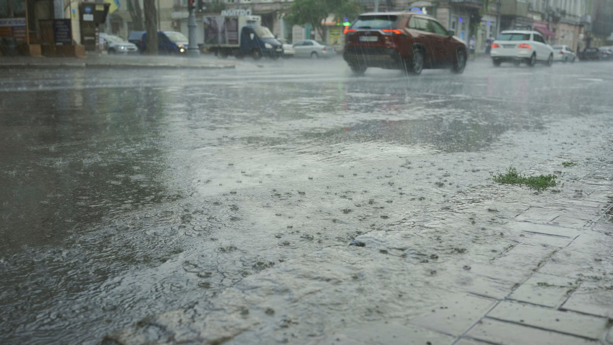 Mai multe județe din țară se află sub cod galben de ploi torențiale. Temperaturile scad brusc! Cum va fi vremea în București?
