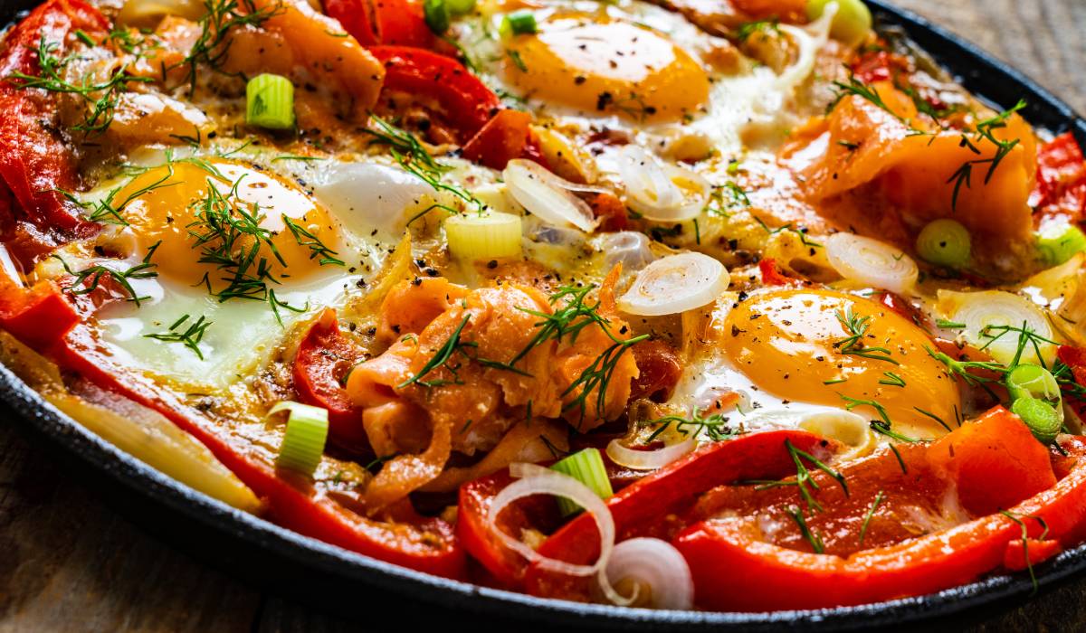 Shakshuka cu ouă și Cârnați Grătărescu Cris-Tim