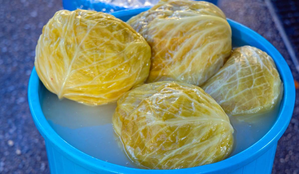 Varză murată pentru iarnă, după rețeta moldovenească. Ingredientul care nu trebuie să lipsească din butoi