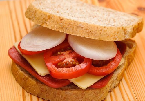 Poți să pierzi în greutate mâncând sandvișuri zilnic?